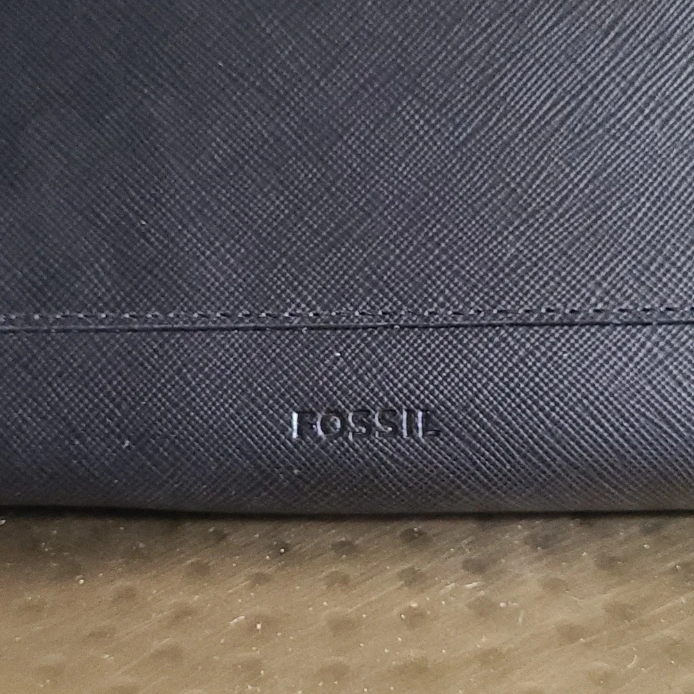 NEW Fossil Black 100% Leather iPad Zip Around Tech Easel Case SL4801 $95 - Picture 3 of 8